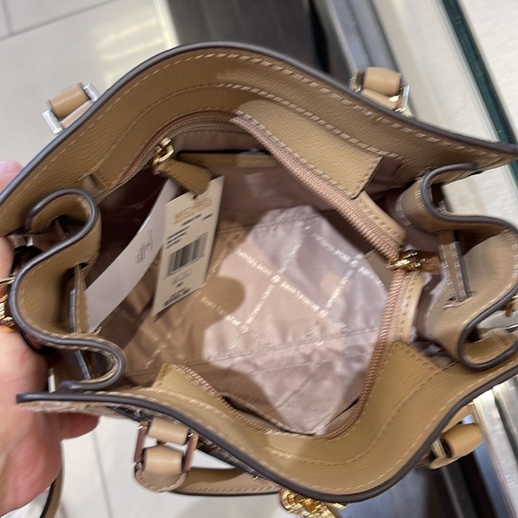 Michael Kors
Hamilton Small Satchel Leather
Color: Camel
NWT - Picture 11 of 16